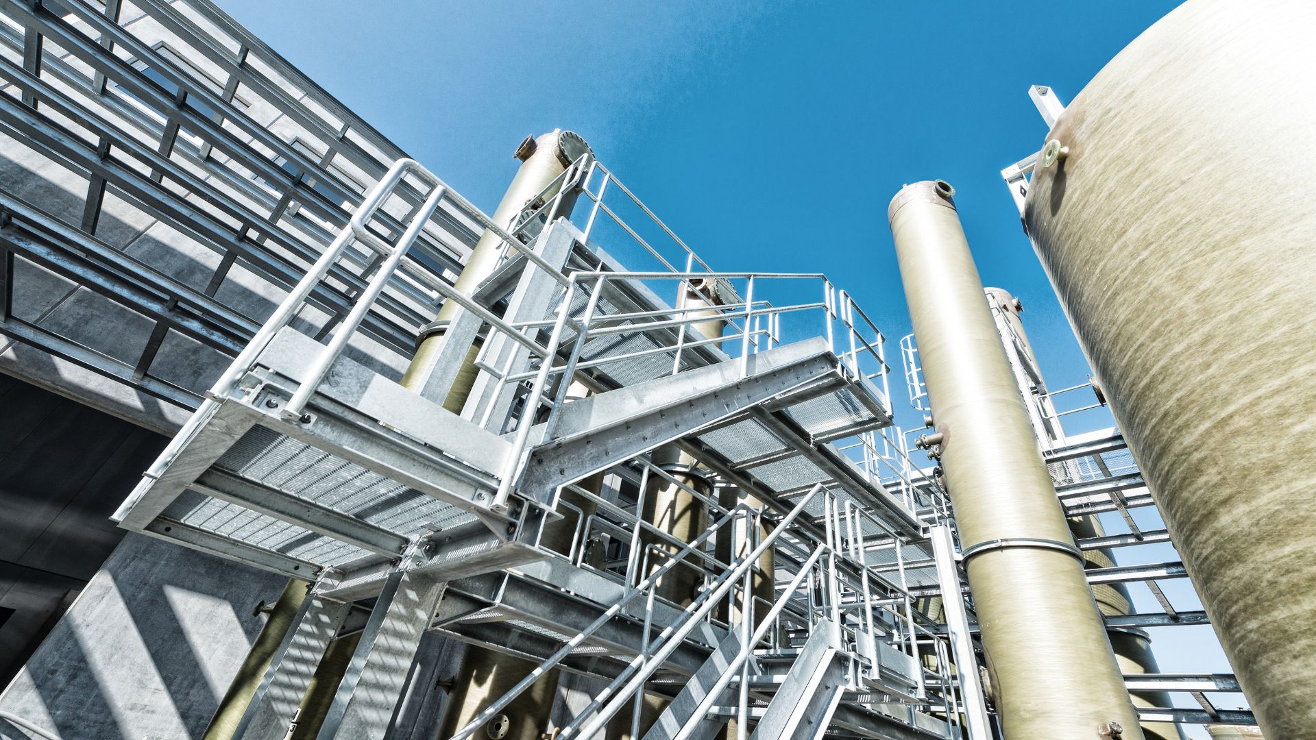 Al momento stai visualizzando Passerelle industriali: un collegamento strategico per l’efficienza e la sicurezza sul posto di lavoro